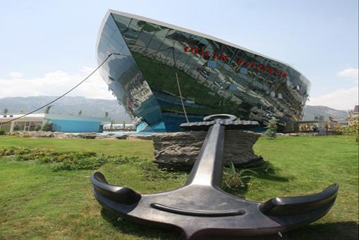 QUEEN ELiZABETH SUiTE HOTEL