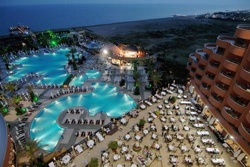 DELPHiN PALACE DELUXE COLLECTiON