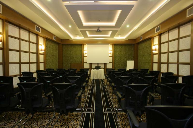 QUEEN ELiZABETH SUiTE HOTEL