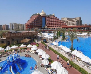 DELPHiN PALACE DELUXE COLLECTiON